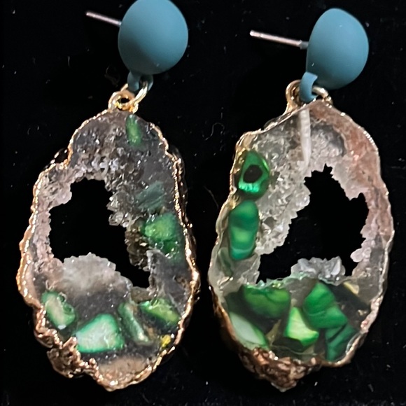 Jewelry - Gorgeous resin crystal drop earrings post style